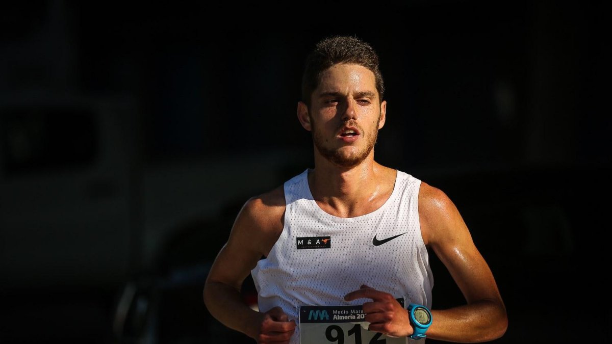 El profesor y atleta Alberto González en la Media Maratón de Almería.