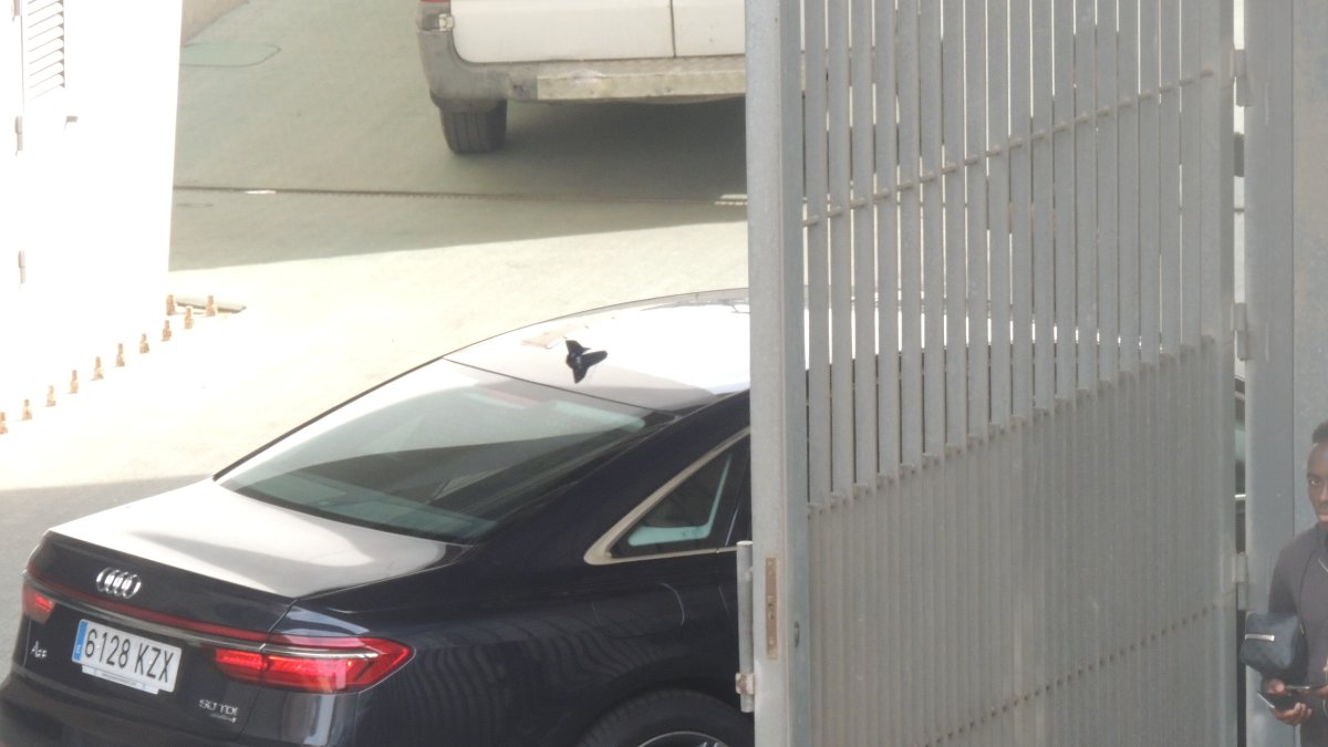 El coche de Turki Al-Sheikh accediendo al túnel de vestuarios.