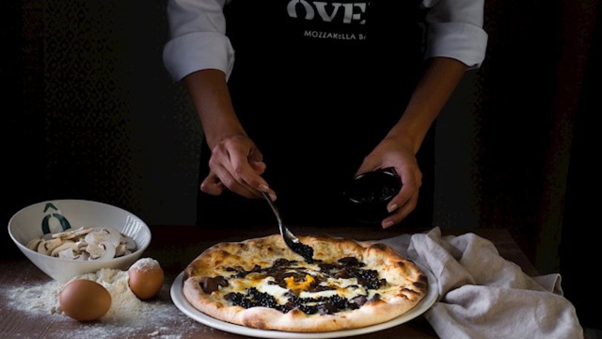 Imagen de archivo de un chef elaborando una pizza.