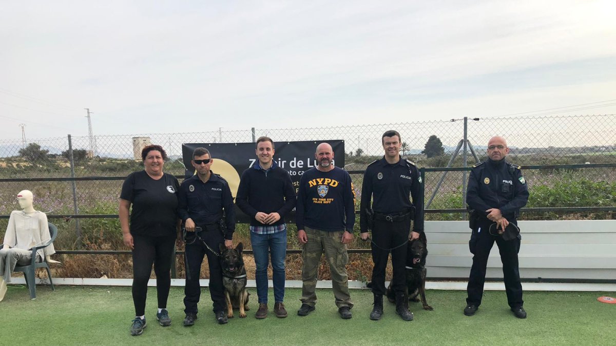 Los agentes con el concejal de Seguridad de Vera durante las jornadas.