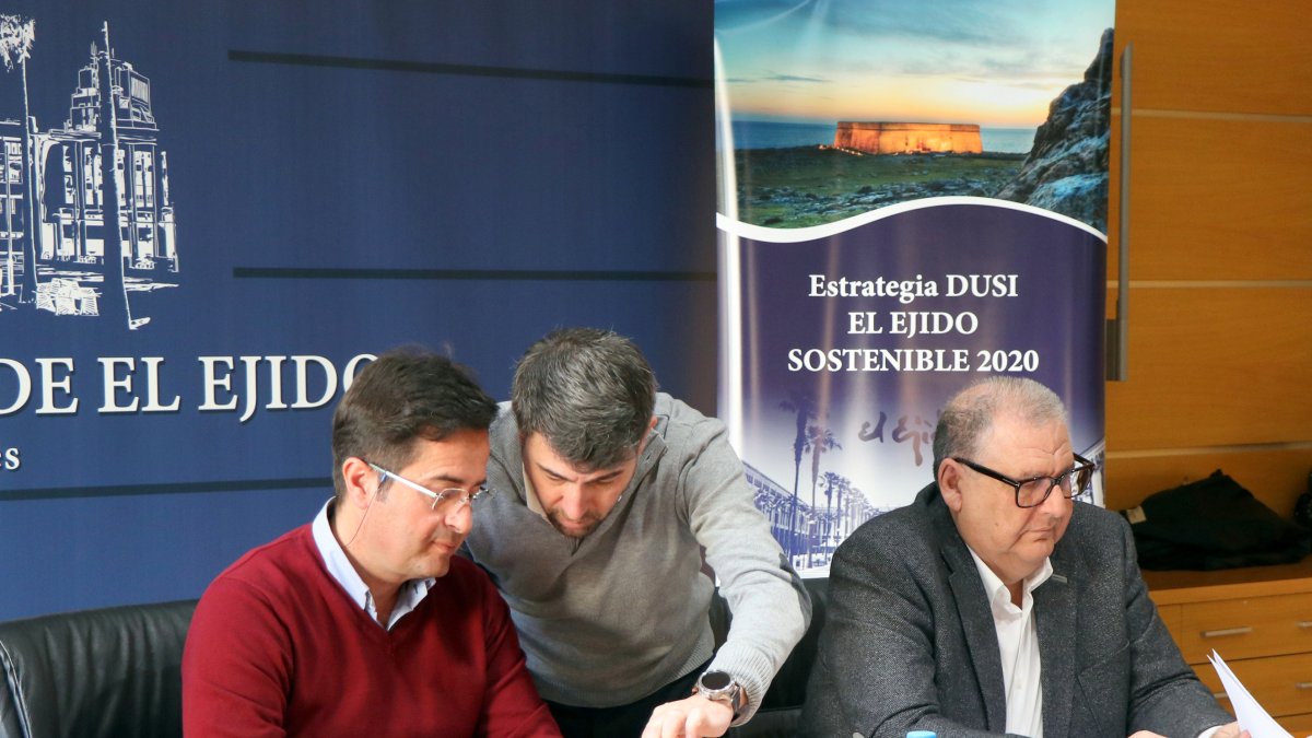 El concejal de Obras Públicas, Alberto González, junto al alcalde, Paco Góngora.