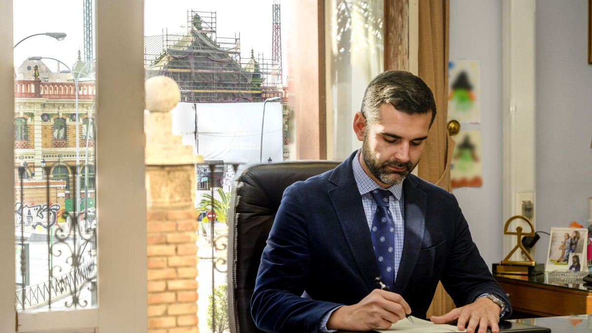 Fernández-Pacheco firmando en su despacho la carta que se ha enviado al ministro de Transportes.