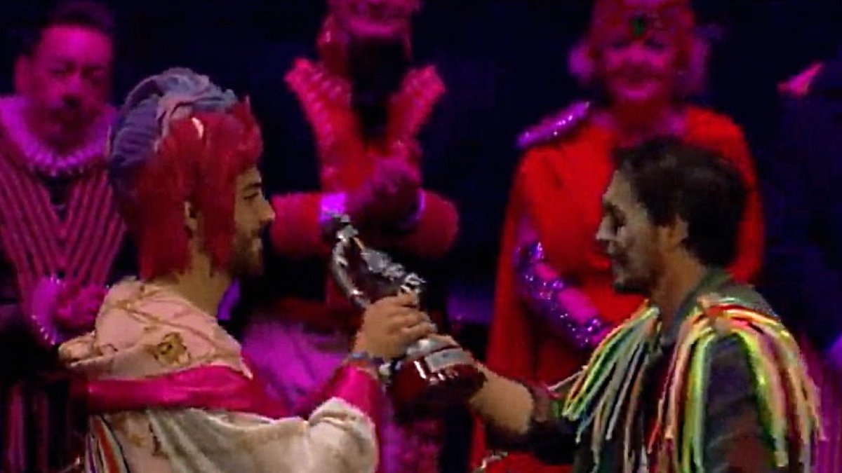 Norman Plaza, director de la chirigota de Roquetas, recogiendo el 2º Premio del Concurso de Carnaval de Málaga.