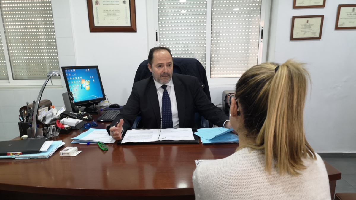 Tamara G.H., de espaldas, junto a su abogado, Juan Cano.