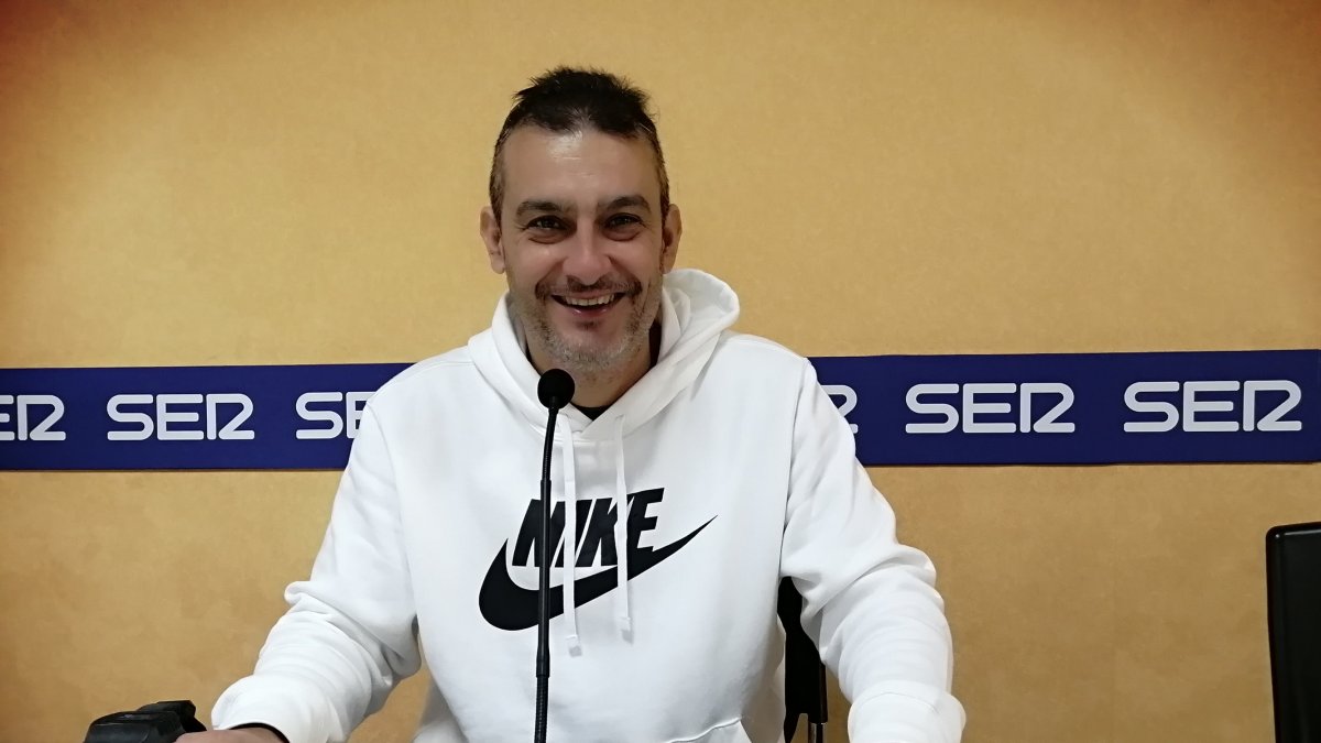 Isra Polo en los estudios de la Cadena SER.