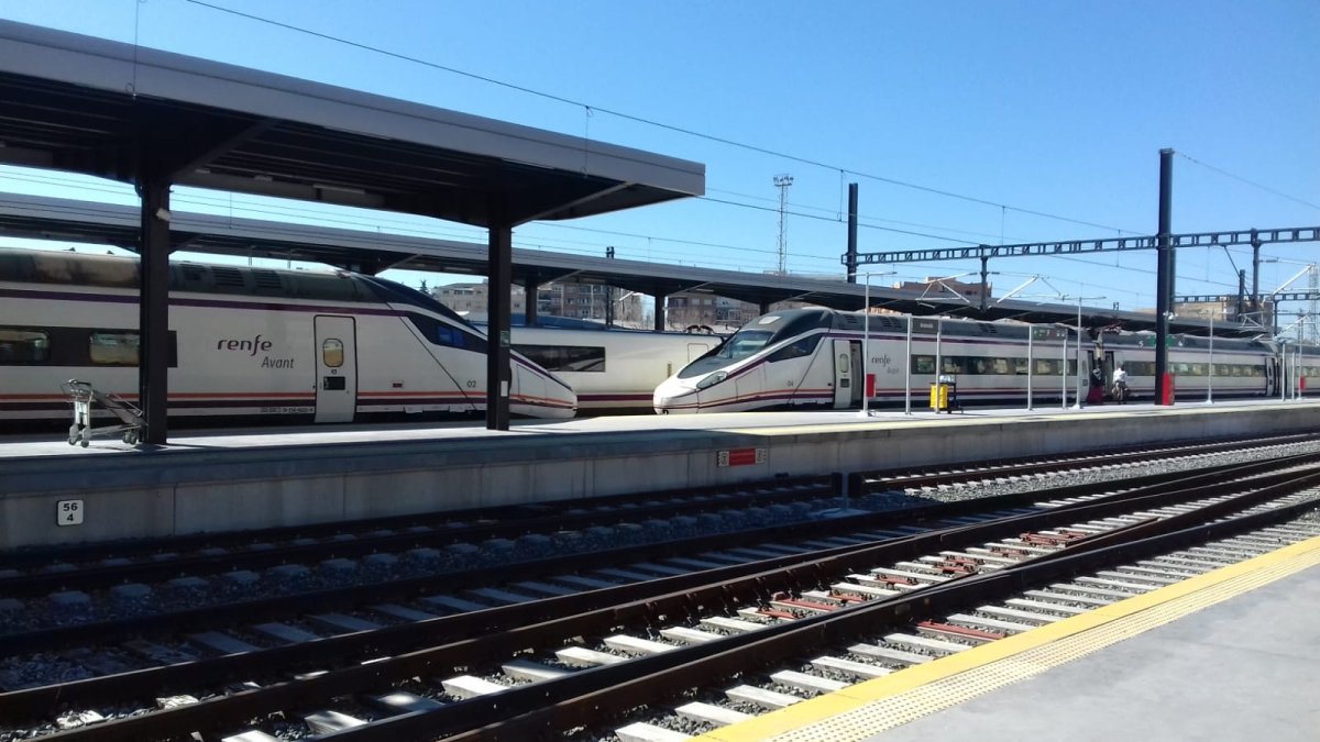 Los trenes Avant ayer, a las 13 horas, en la estación de Granada. Imagen de Mari Carmen Hernández.