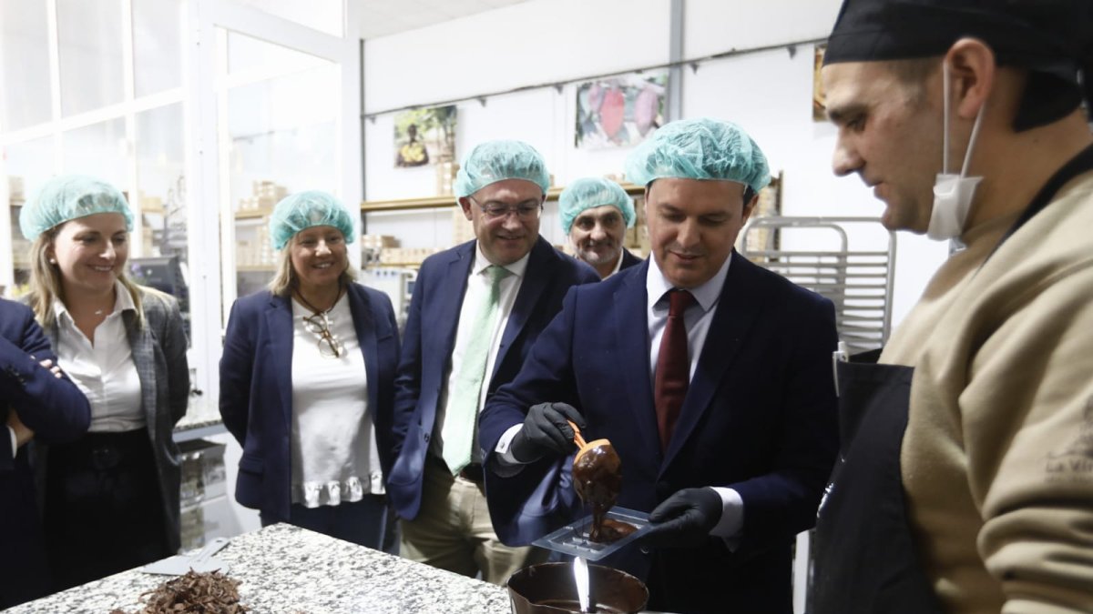 Miguel Ángel Rodríguez, gerente de ‘La Virgitana’, muestra la técnica que emplea en su empresa a la comitiva.