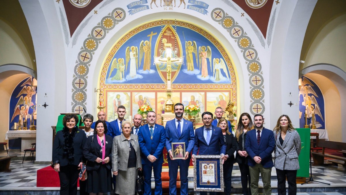 Foto de familia de los participantes en el pregón de la hermandad que procesiona el Domingo de Ramos.