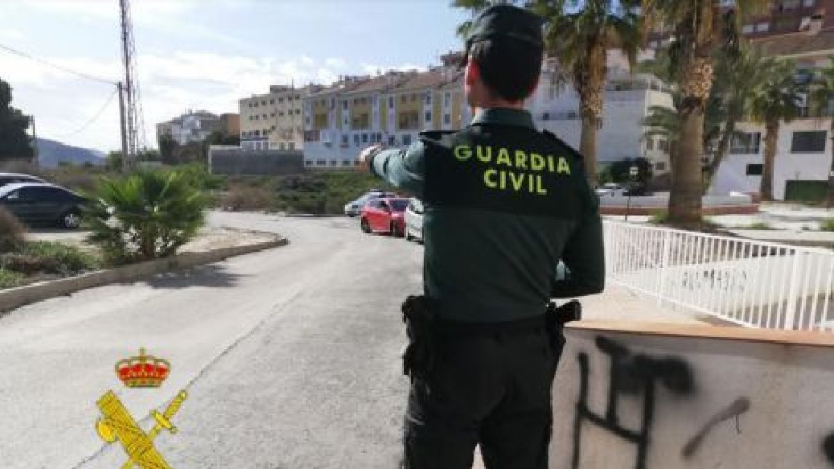 Un agente trabajando. En una imagen cedida por la Guardia Civil.