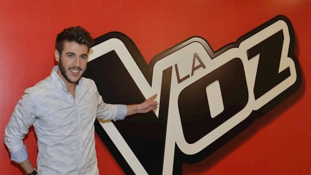 Antonio José posa con La Voz.
