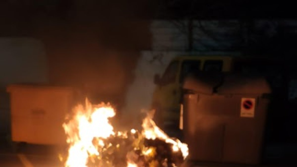 Imagen de uno de los contenedores incendiados.