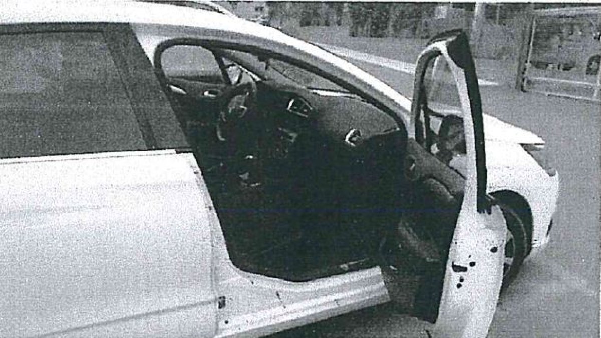 Vehículo de los tiroteados con manchas de sangre, en la inspección ocular