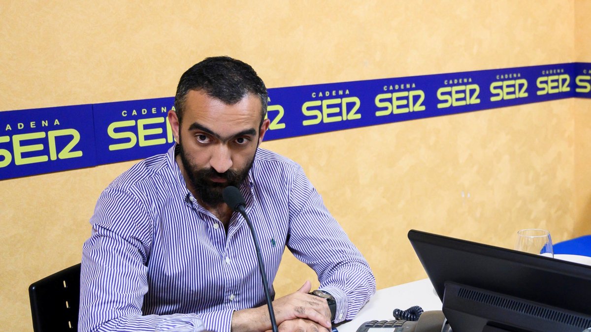 Mohamed El Assy, en los estudios de la Cadena SER.