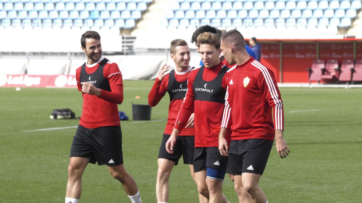 Los jugadores en la primera parte del entrenamiento.