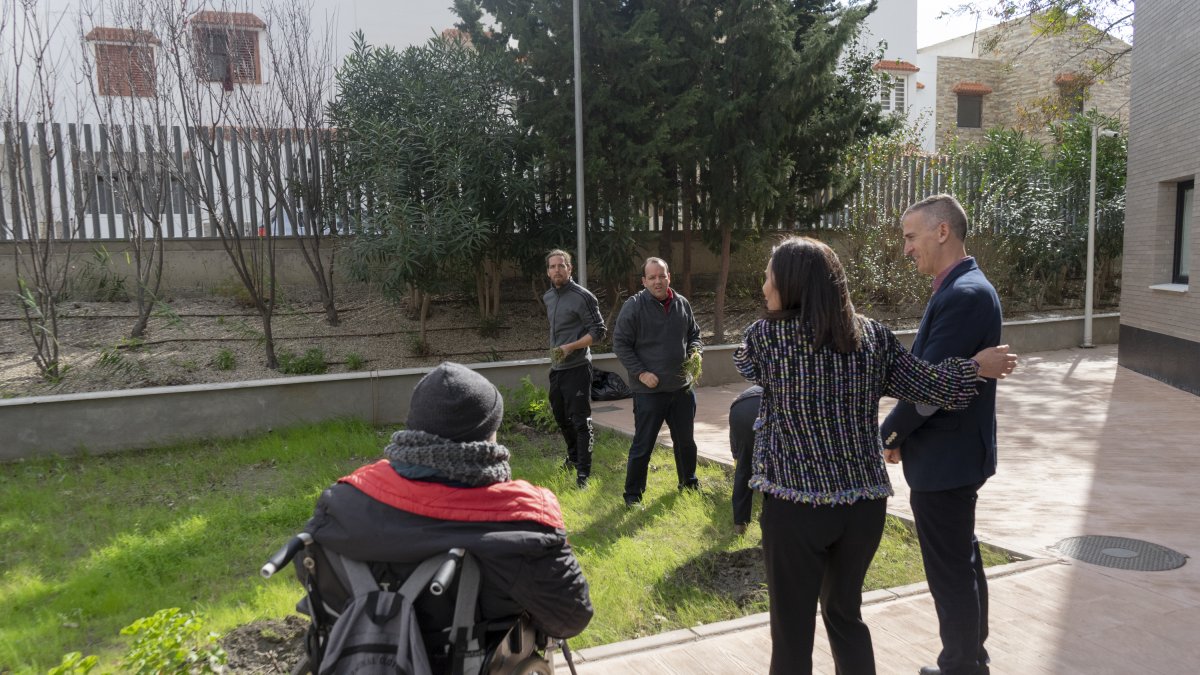 El delegado territorial visitando las instalaciones del Centro Residencial.