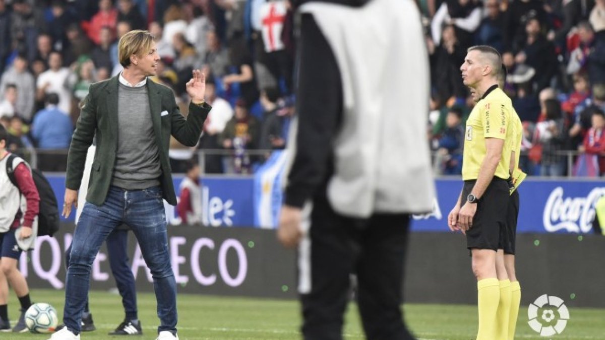 Guti protestando a Iglesias Villanueva en El Alcoraz.