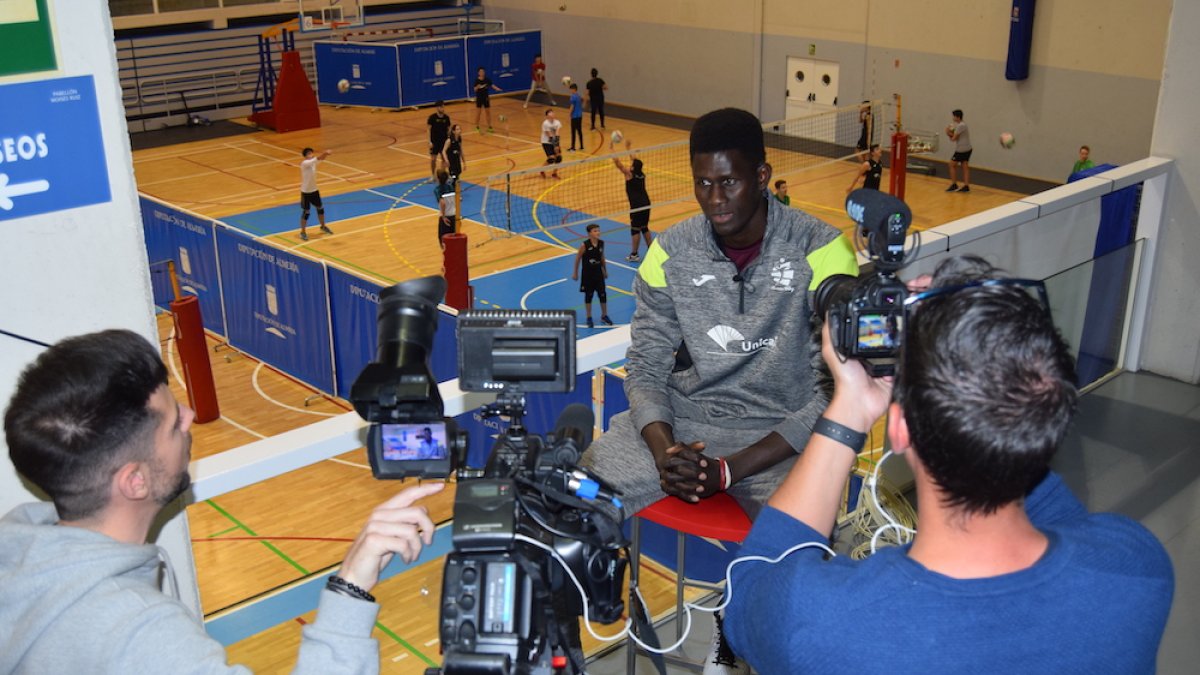 Jean Pascal atendiendo a La Liga en el Moisés Ruiz.