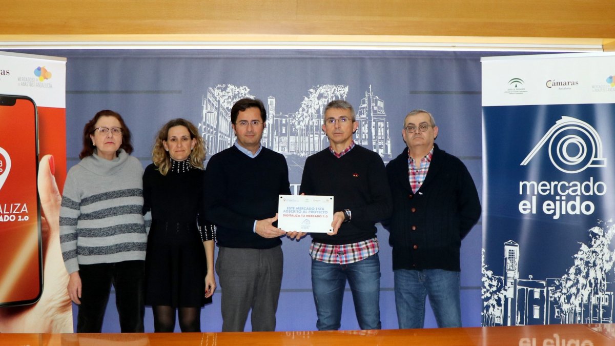 Entrega de la placa acreditativa en el consistorio.