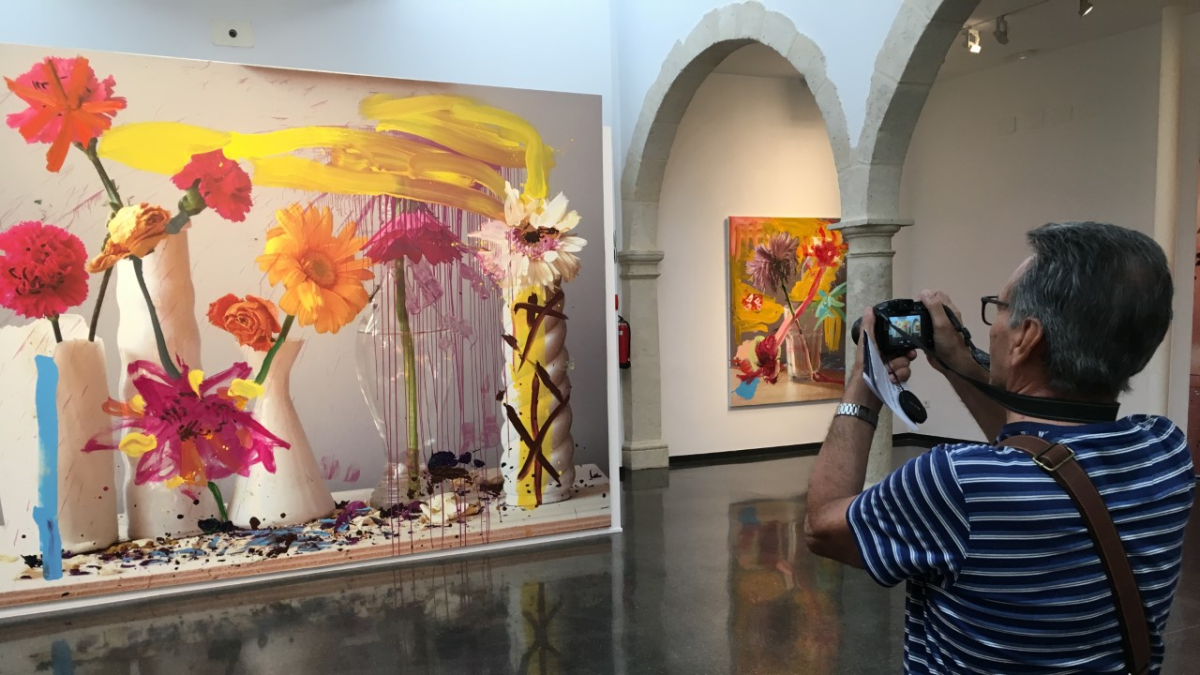 Un visitante a la muestra ‘Flores de periferia’ de Pedro Almodóvar y Jorge Galindo en el CAF.