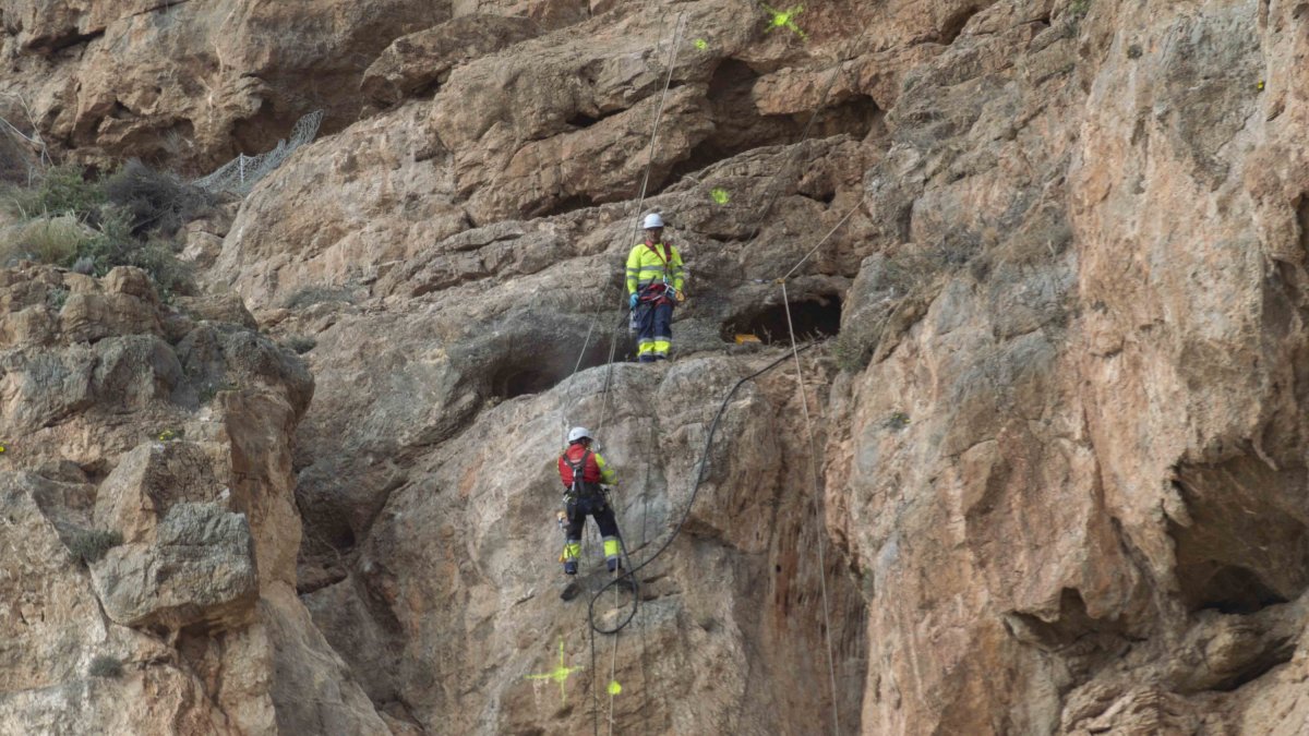 Dos alpinistas, en plenos trabajos en El Cañarete.