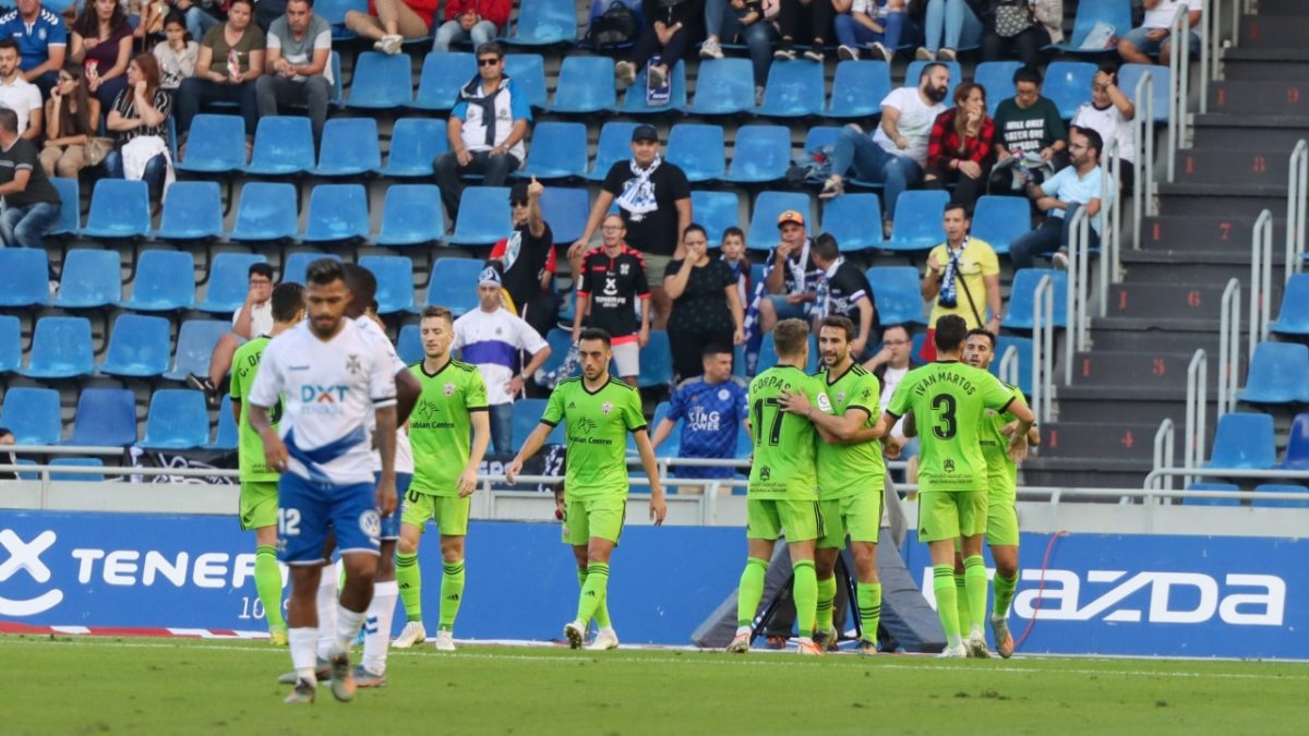 El Almería celebrando la victoria en Tenerife.