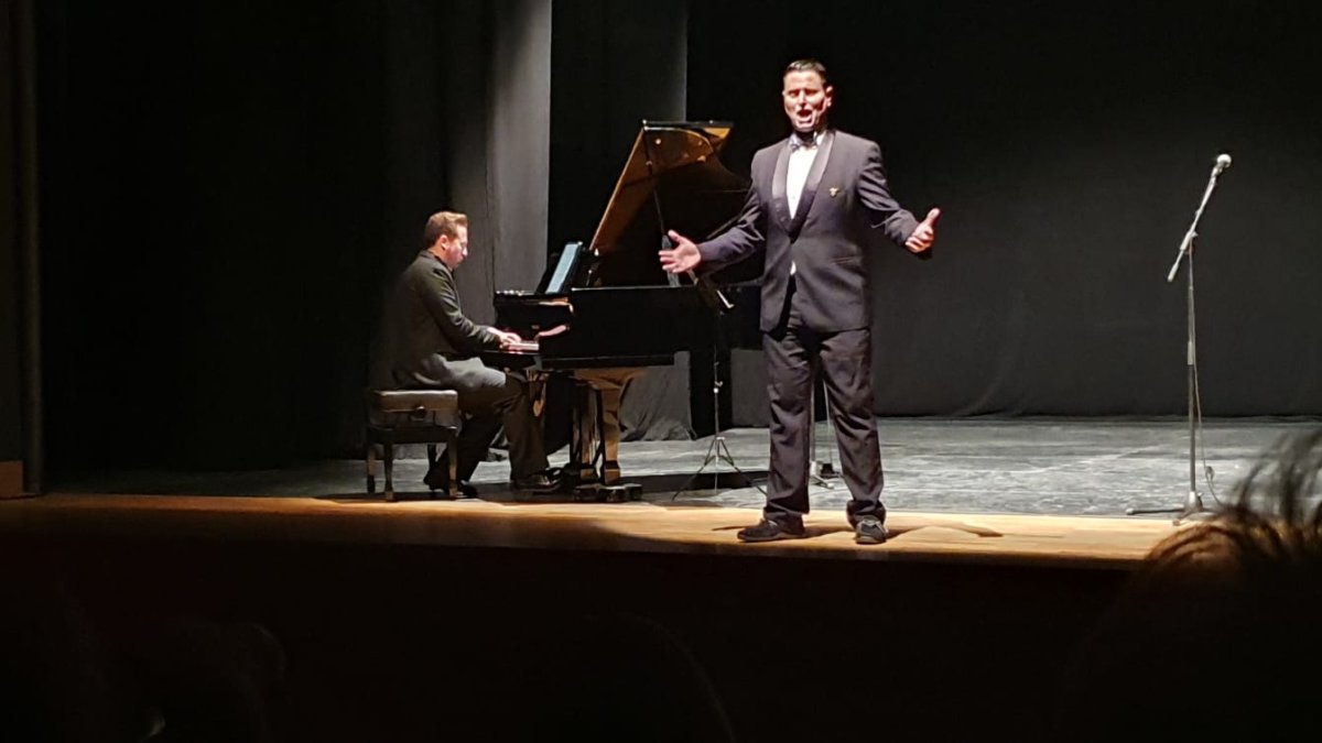 El tenor veratense Enrique Parra, acompañado por el pianista Francisco Martínez.