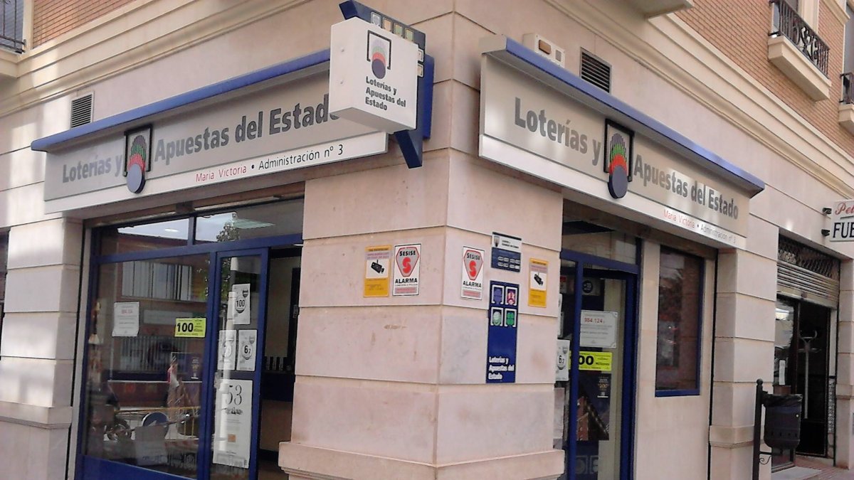 Fachada de la administración de lotería María Victoria, en Huércal-Overa.