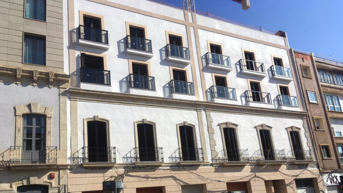 El edificio es fruto de la unión de dos fincas enfrente de la circunvalación del Mercado.