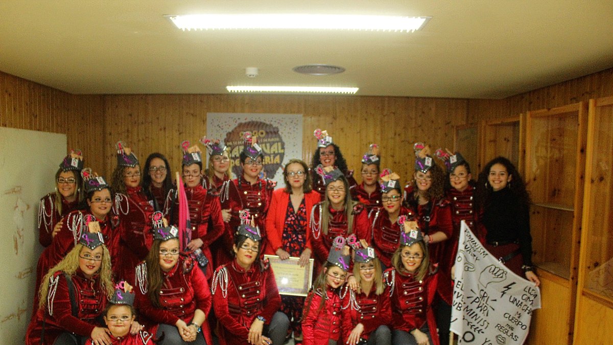 La comparsa femenina La Revuelta junto a la subdirectora de La Voz, en camerinos.