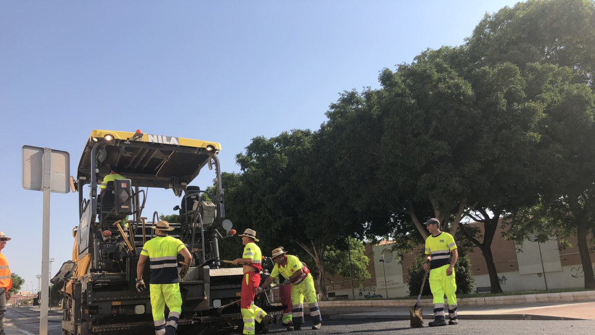Operarios de mantenimiento trabajan en una calle de la capital.