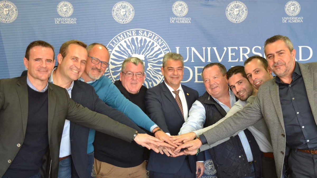 Firma del convenio en la UAL con los alcaldes de los pueblos implicados.