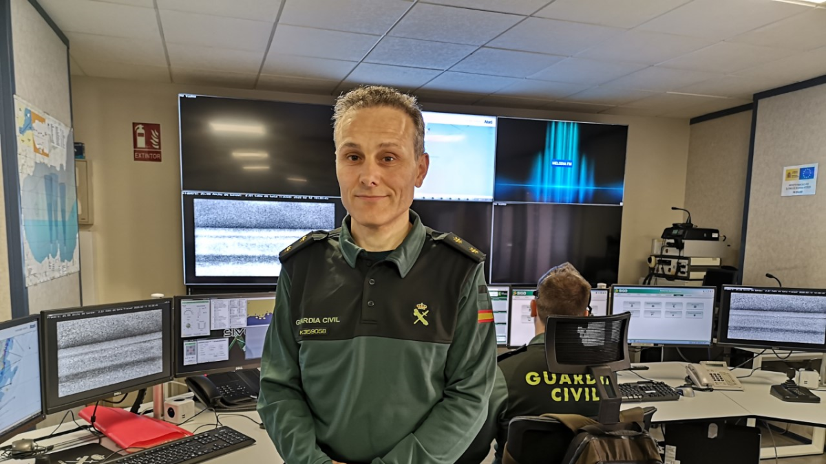 El teniente coronel Pedro Herrera, en la sala de seguimiento del SIVE.