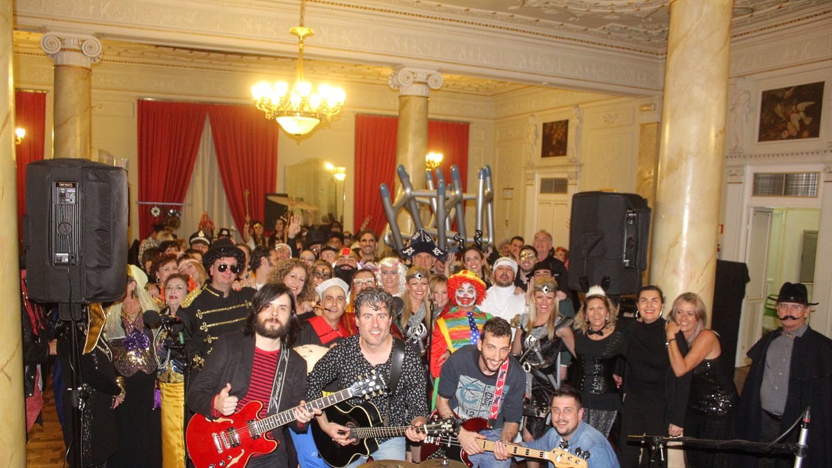 Generación BETA  la banda que animó a los asistentes a la cena baile de Carnaval que acogió el salón noble del Círculo.