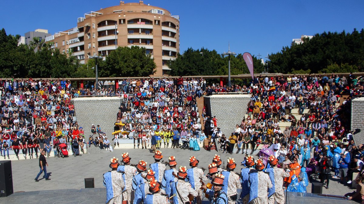 El Anfiteatro de la Rambla se llenó con la actuación de la comparsa Noche de Gala.