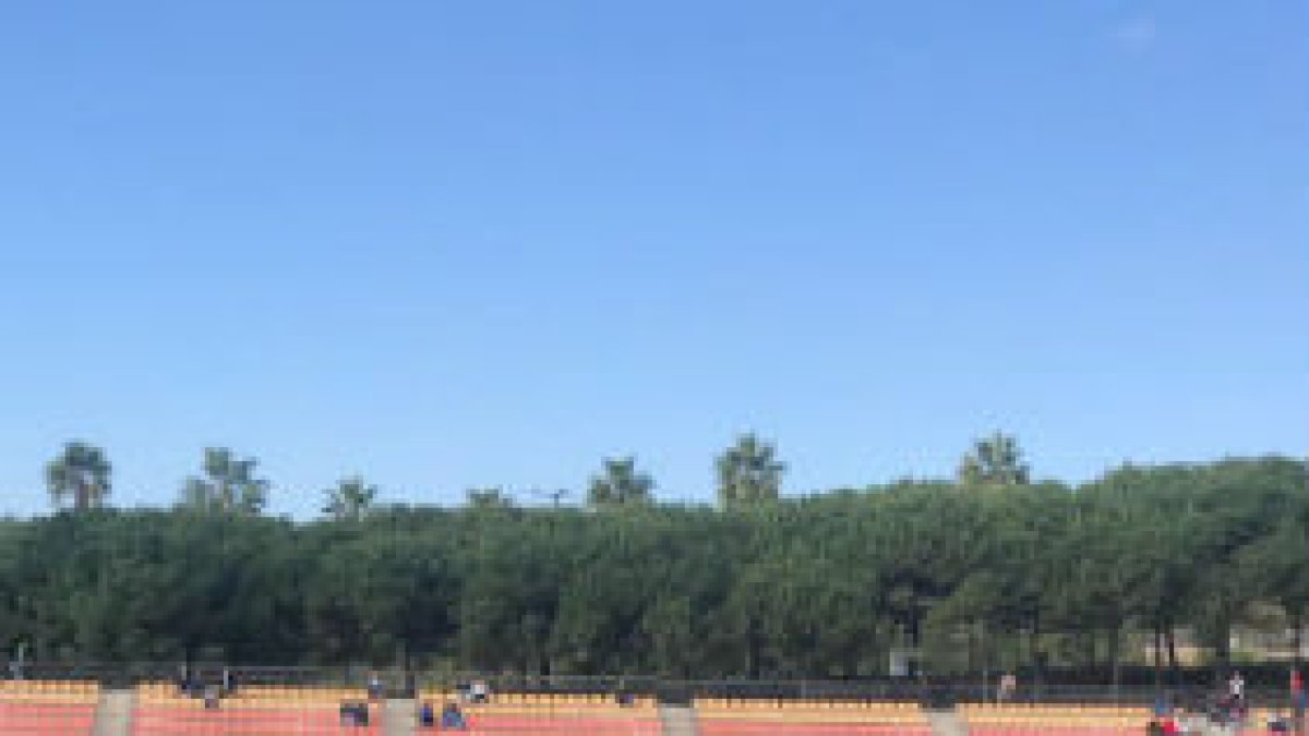 Los jugadores saludando en el centro del campo.