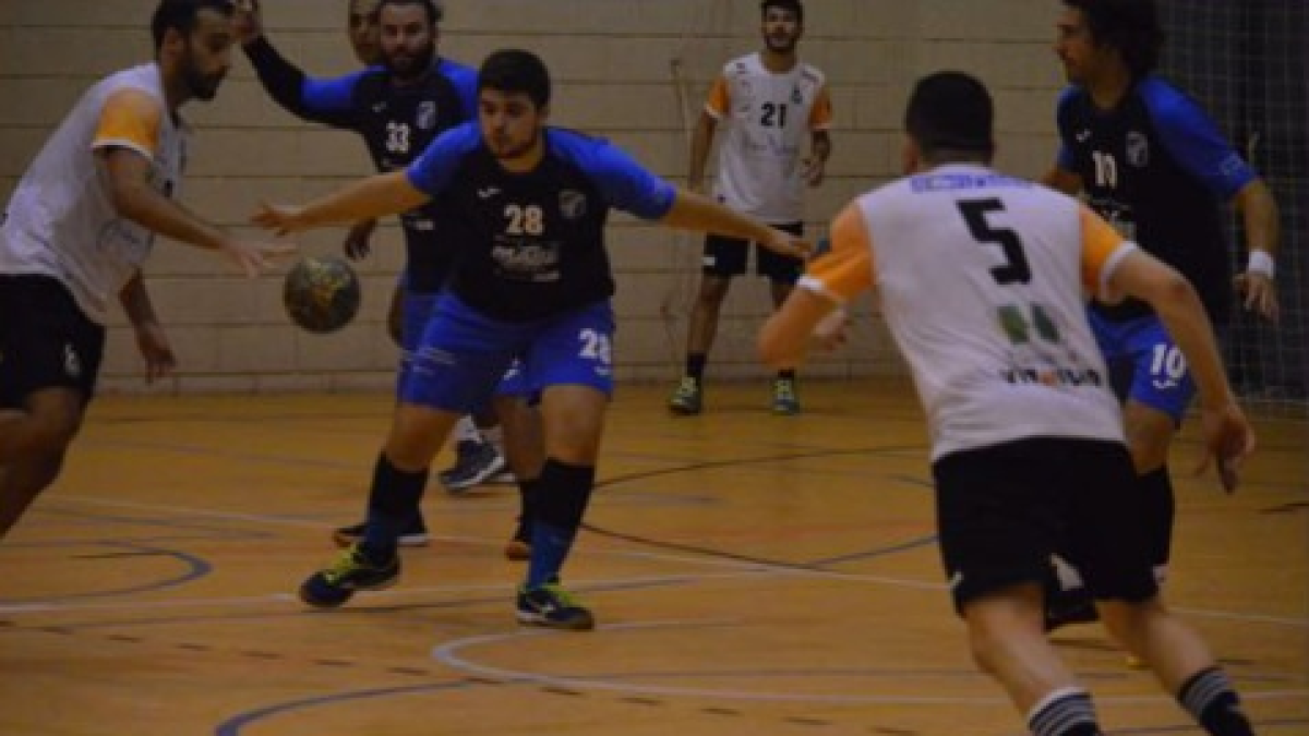 Un partido intenso entre buenos vecinos.