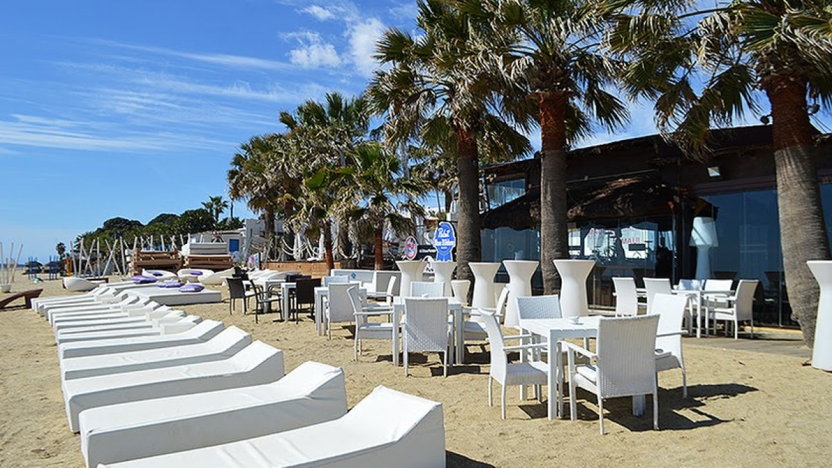 Maui Beach es uno de los chiringuitos de moda más famosos de Mojácar.