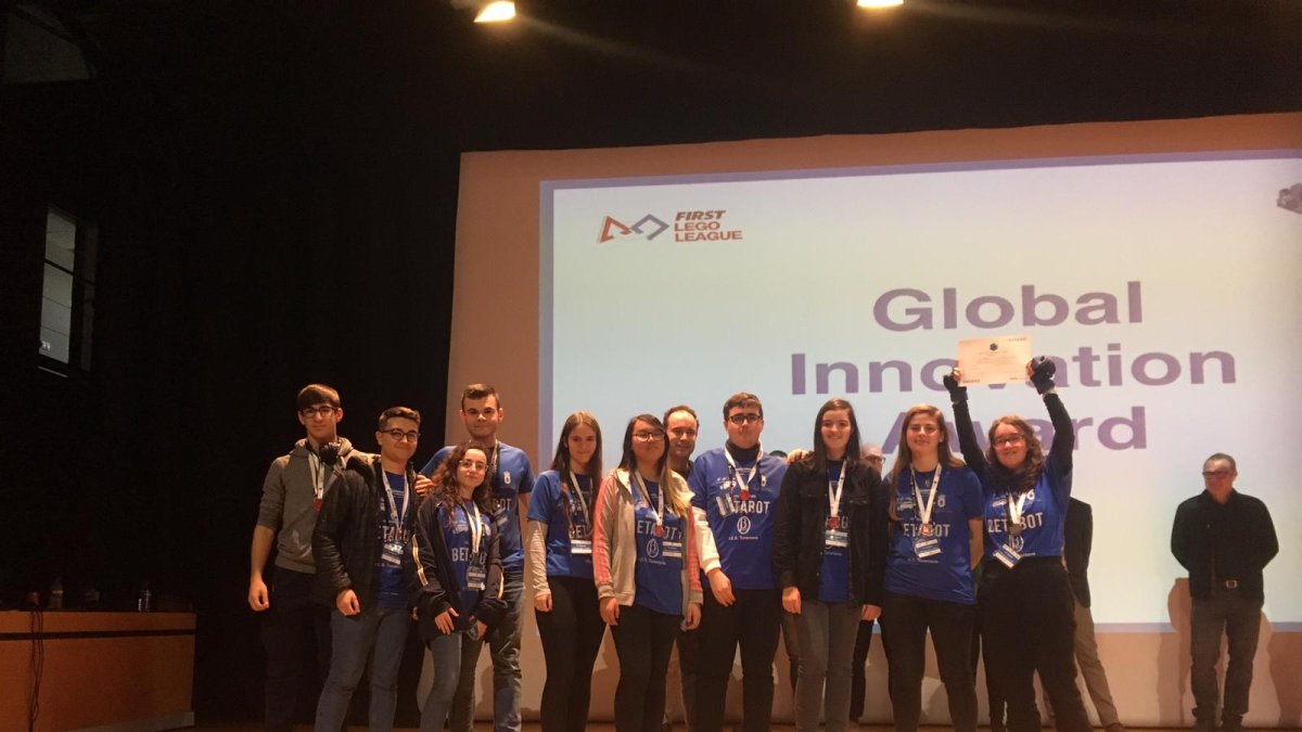 El equipo Betabot del Turaniana, recogiendo la mención al Global Innovation Award.