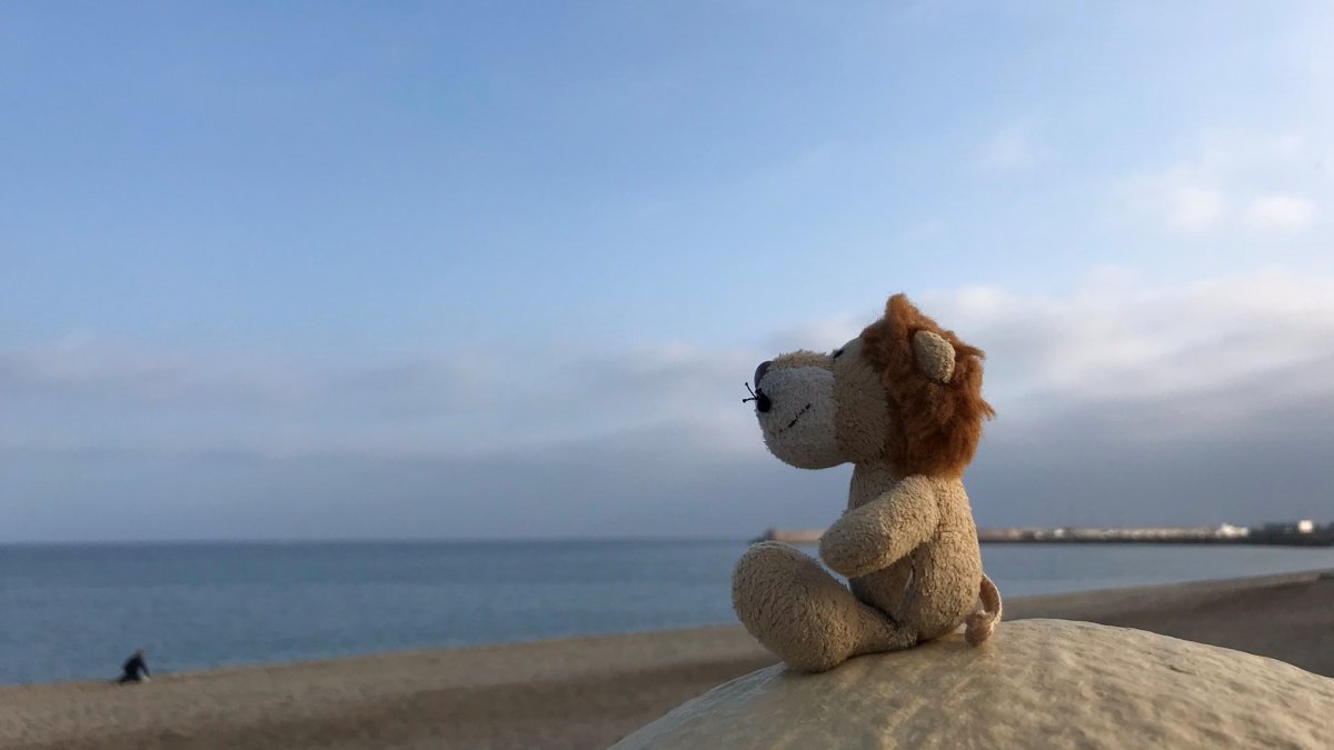 Loewe posa en una playa de Almería.