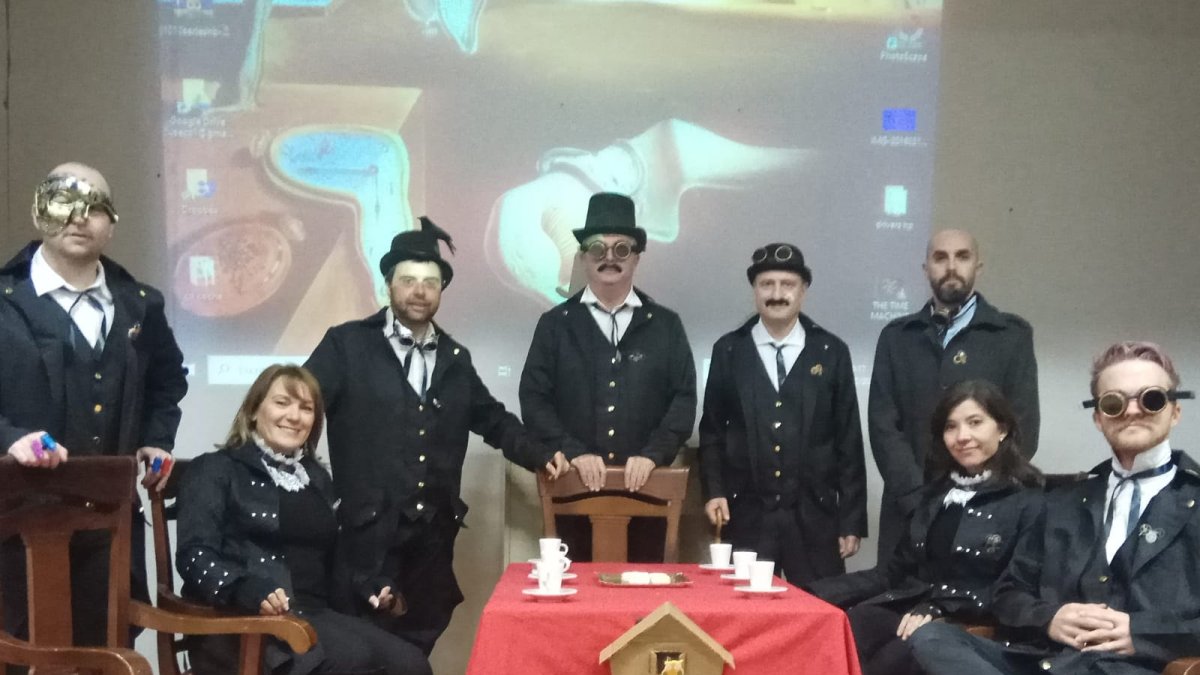 Profesores del IES Alborán implicados en el desa­rrollo de la original iniciativa y caracterizados para meterse en el papel.