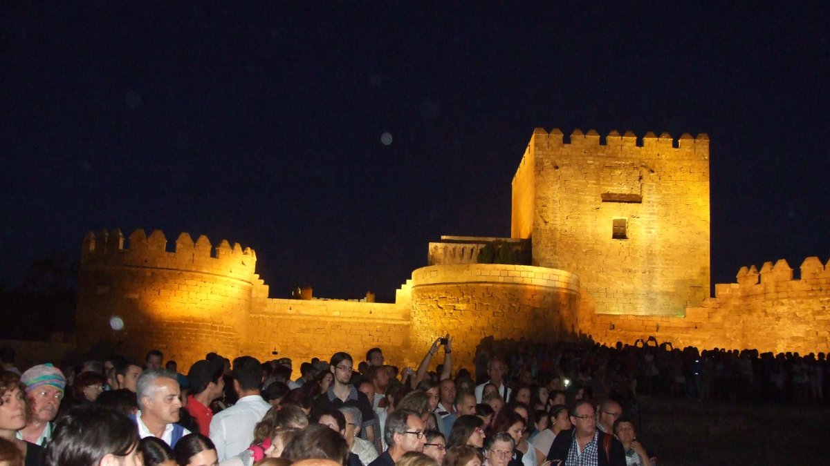 Turistas en una visita nocturna a la Alcazaba.
