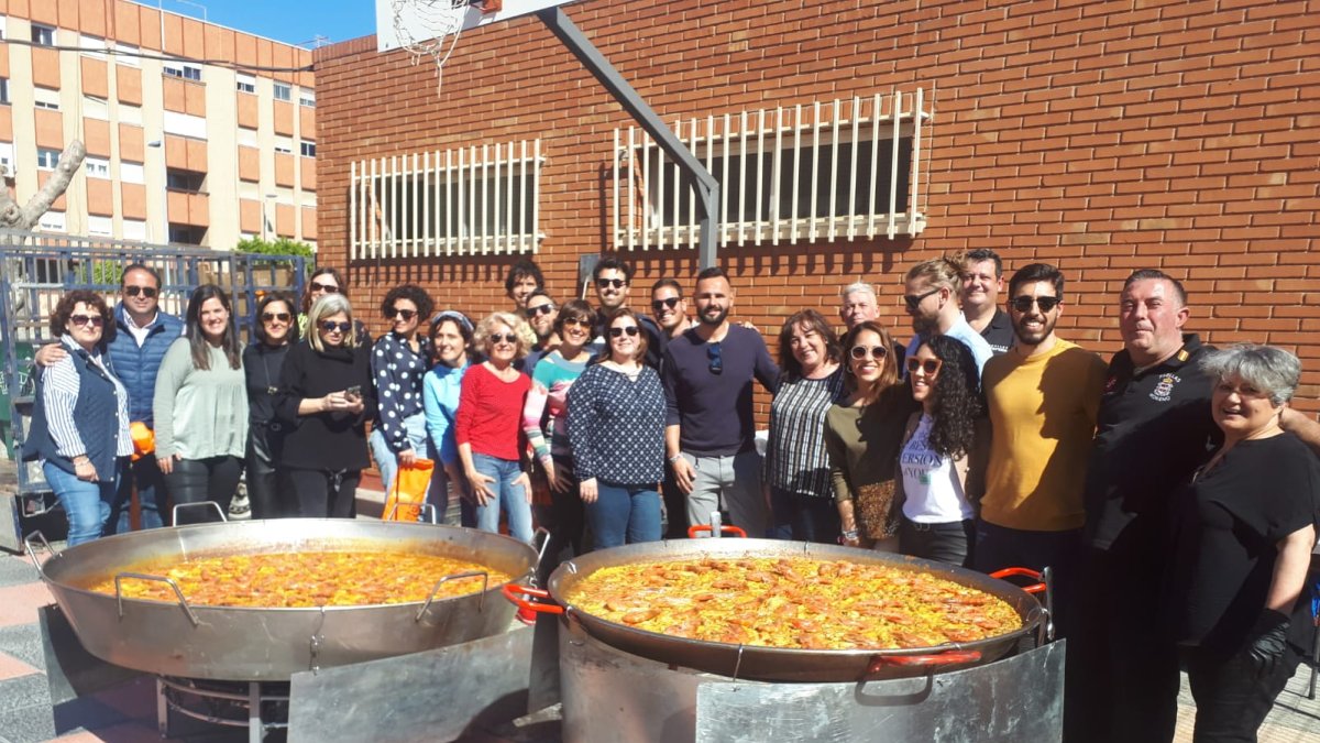 La comunidad educativa del Colegio Divina Infantita junto a las paellas.