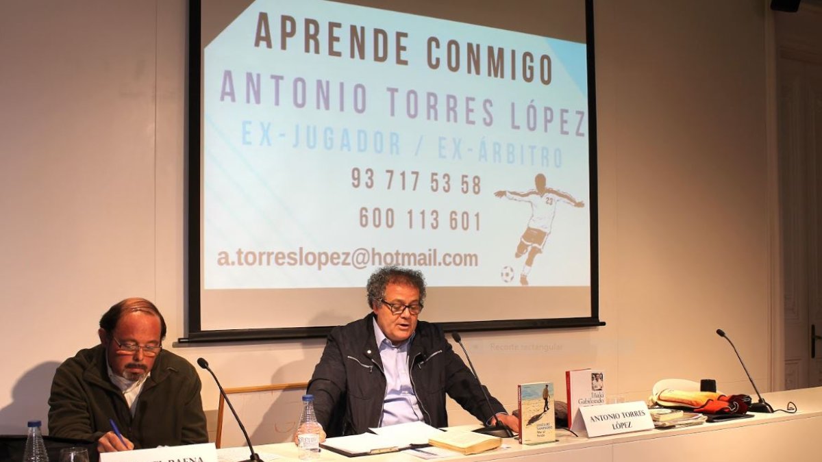 Antonio Torres en una de sus clases de fútbol en Barcelona.