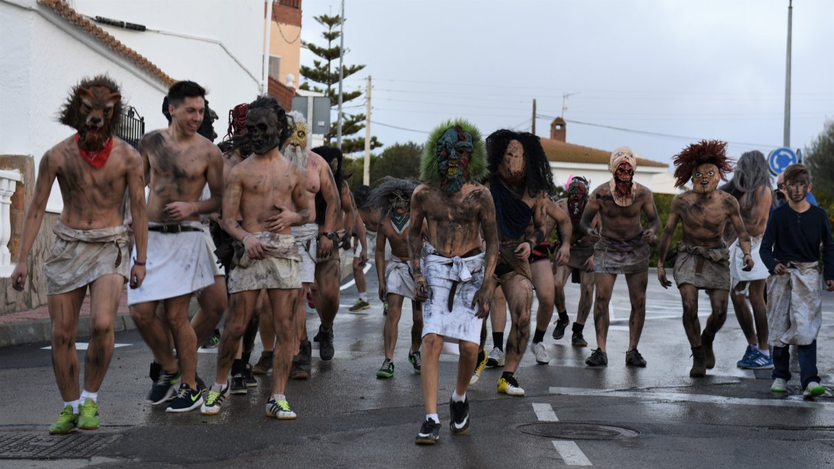 Jóvenes de la localidad disfrazados de peloteros.