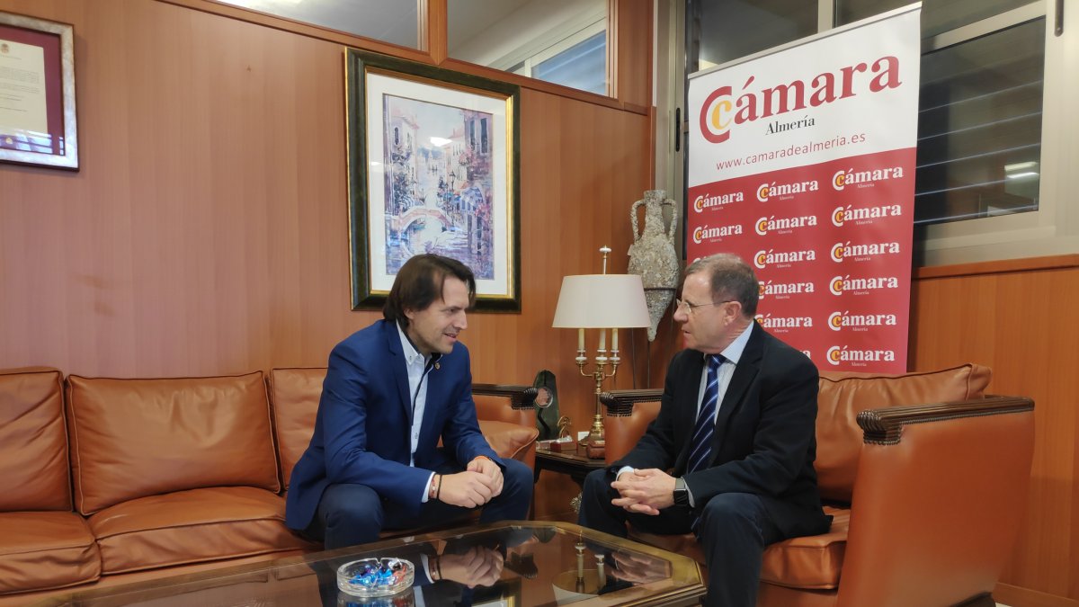 El diputado de Cs Rafael Burgos, con el presidente de la Cámara, Jerónimo Parra.