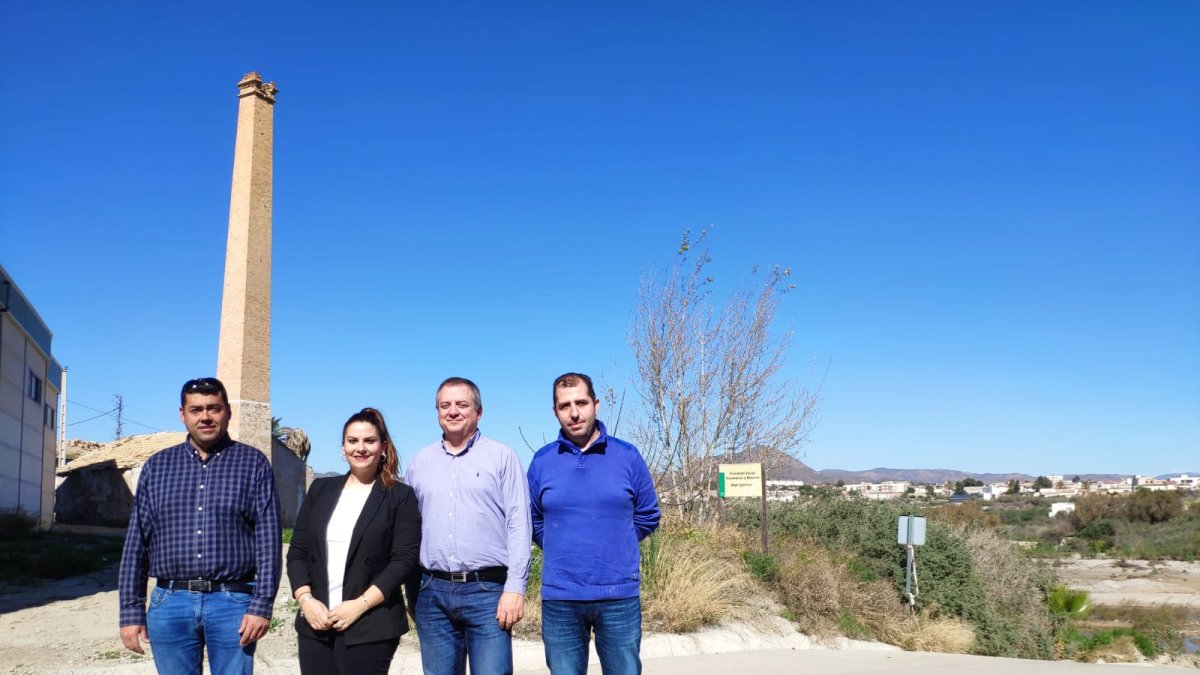 Autoridades municipales y de la Junta frente al molino.