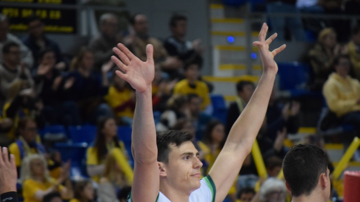 Amado con los brazos arriba en señal de triunfo.