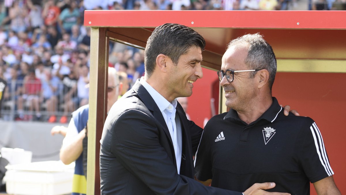 Emanuel y Cervera saludándose antes del Almería 1-2 Cádiz.