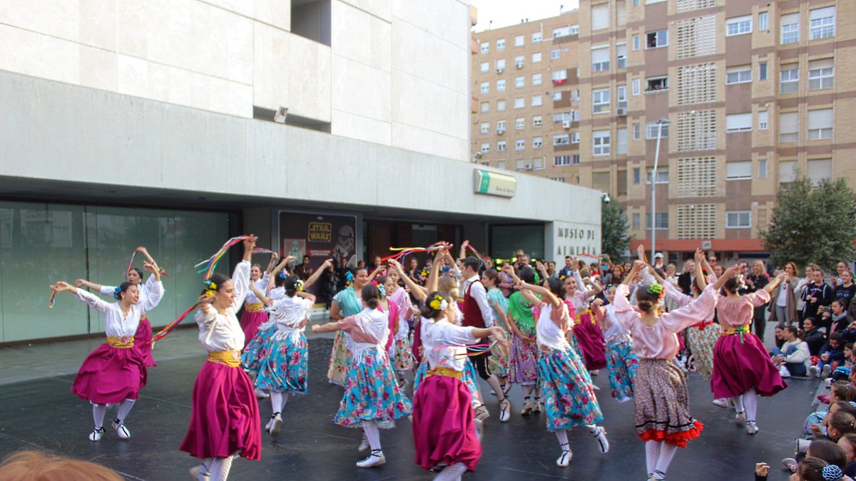 Lo 31 alumnos del Departamento de Danza Española cerraron el acto.