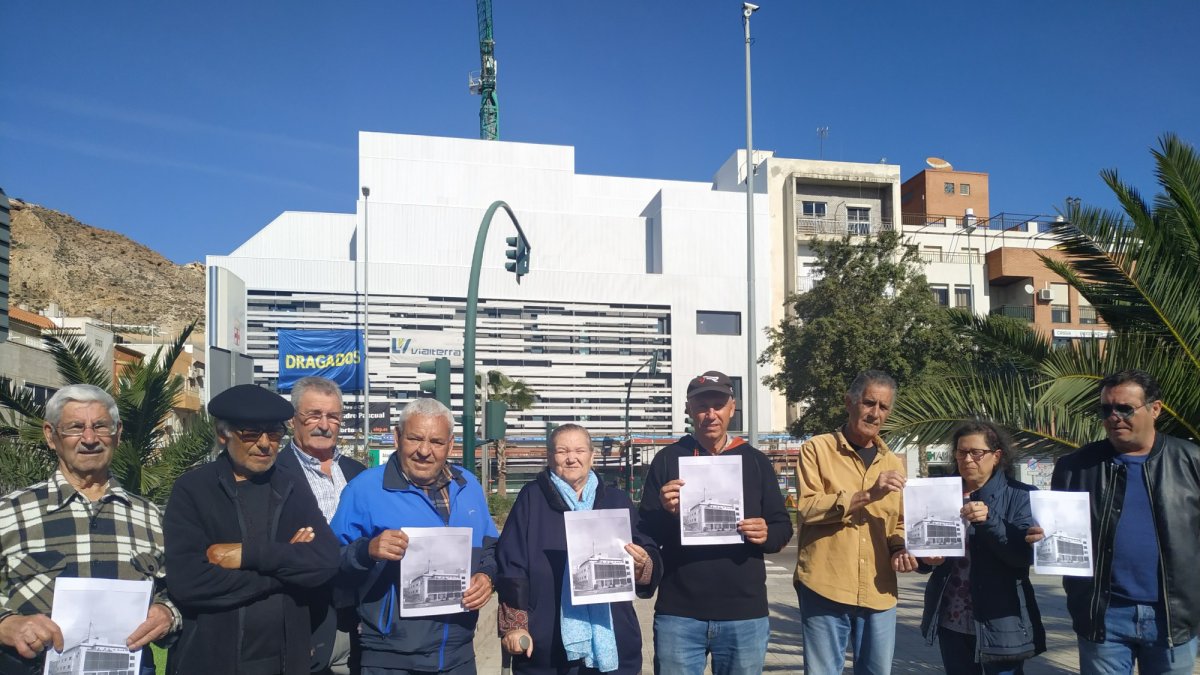 Vecinos de Pescadería a las puertas de la Casa del Mar